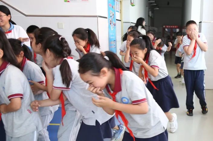 以"演"筑防 以"练"护航 ——西安市浐灞第十六小学消防应急疏散演练