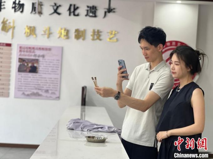 5月23日,台青答允煦(左)和妻子徐晶晶一起参观参观九仙尊石斛文博园.