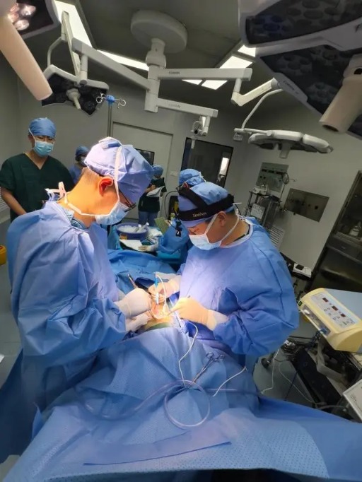 手术场景，图源：安徽医科大学第一附属医院