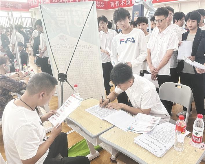 潘雪娇  摄5月8日,新疆兵团市政轨道交通(集团)有限公司技术人员,在