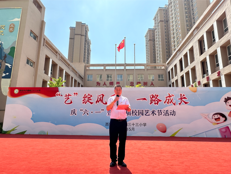 杨东建副校长为优秀少先队员颁奖少队部张亚娟老师宣读优秀少先队员