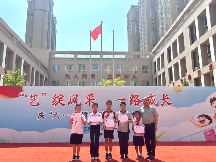 杨东建副校长为优秀少先队员颁奖少队部张亚娟老师宣读优秀少先队员