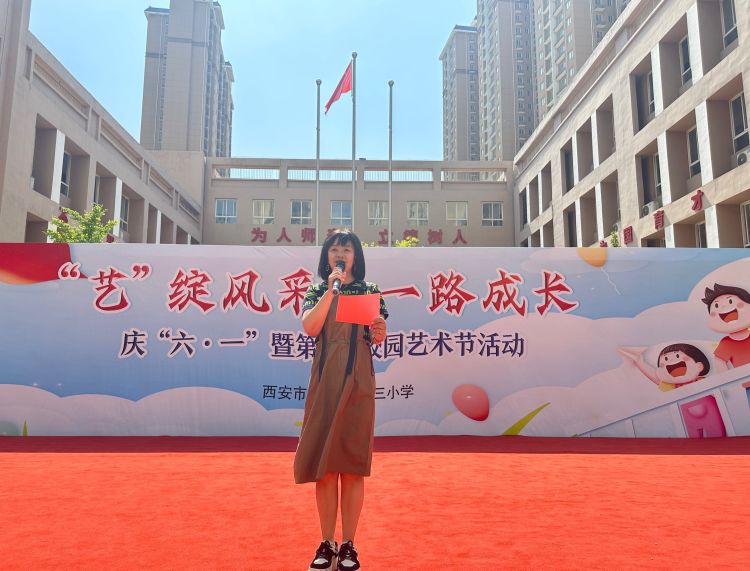 李萍主任宣读区级优秀家长名单杨东建副校长为优秀少先队员颁奖少队部