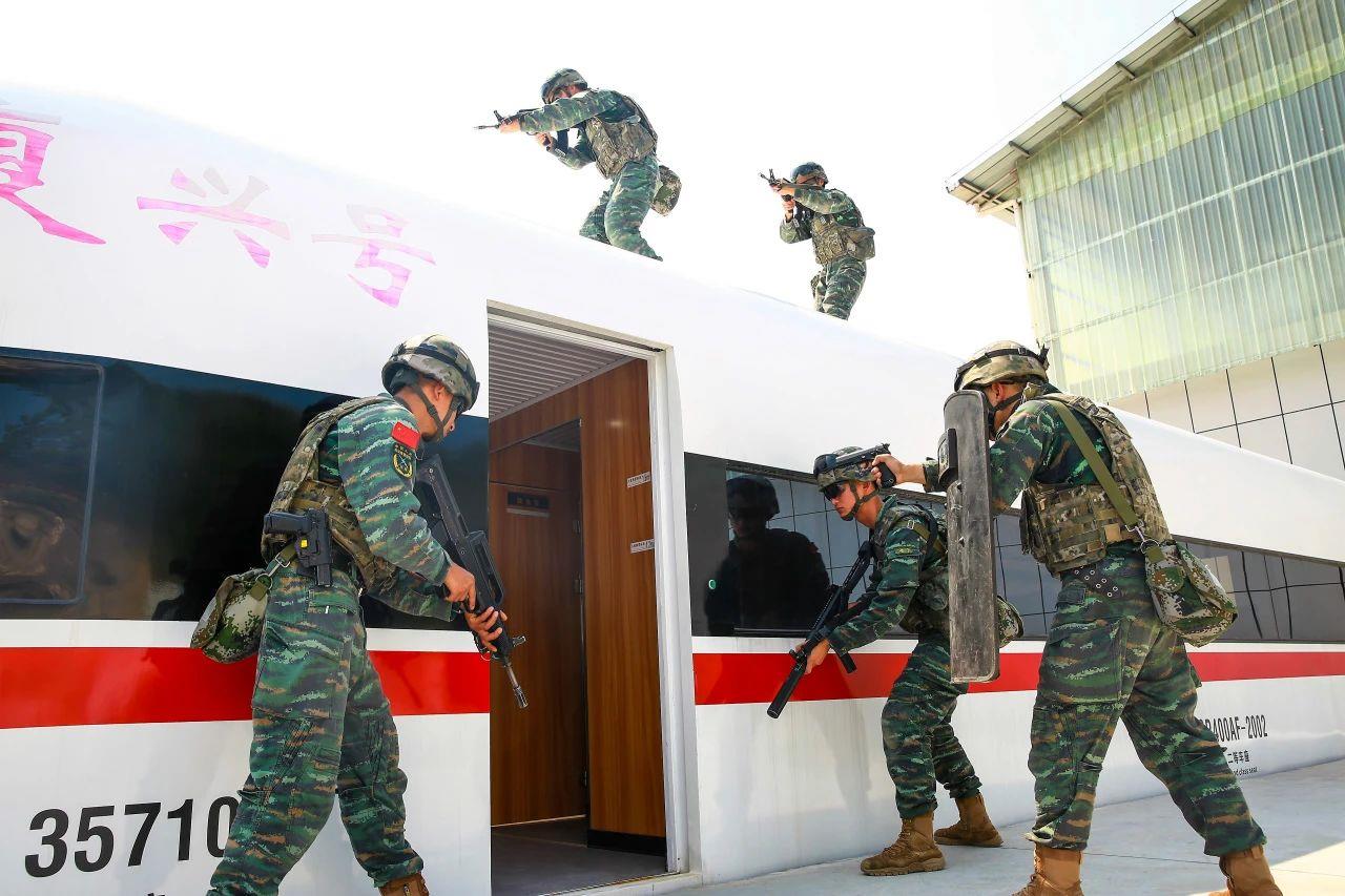 大片来袭!直击武警官兵反劫持演练现场