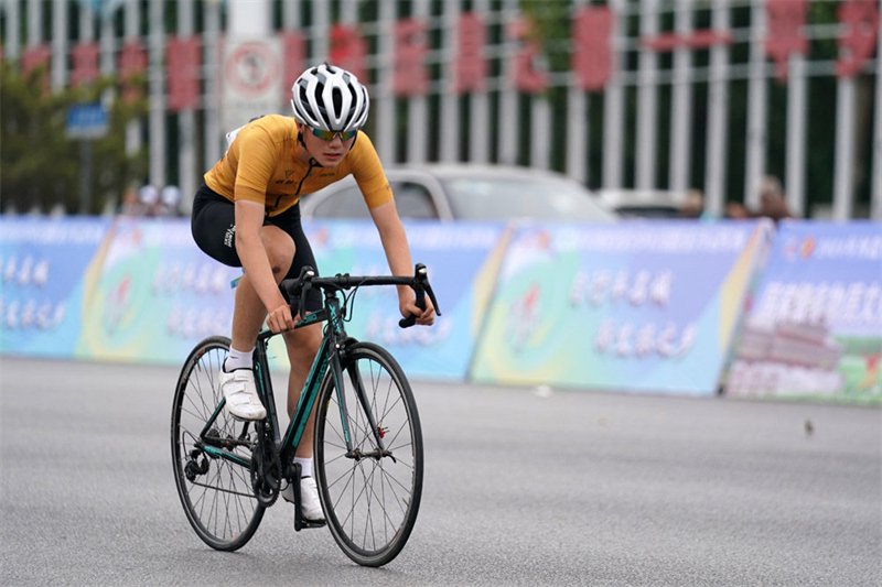 河北省青少年公路自行车冠军赛鸣枪开赛