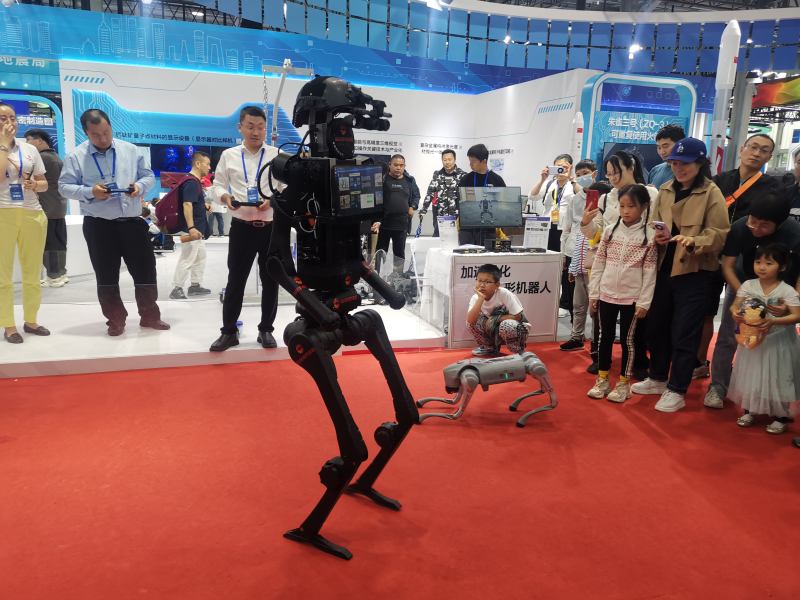 智瞰深鉴公司的智脑人形机器人引观众围观。新京报记者 张璐 摄