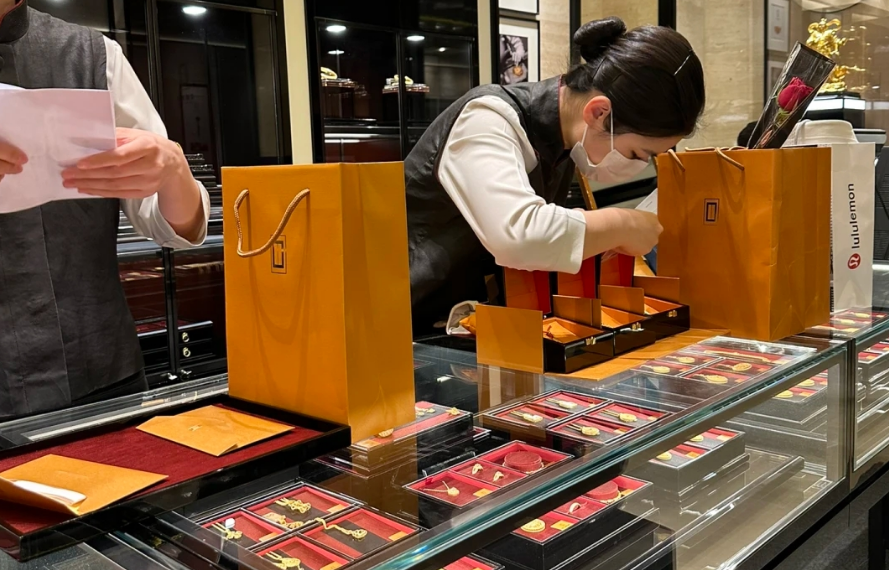 商场最贵"土特产",狂揽14亿|老铺黄金_新浪财经_新浪网