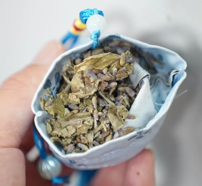扎实的驱蚊包,打开袋子都是满满的中草药.驱蚊包重在一个"驱"字.