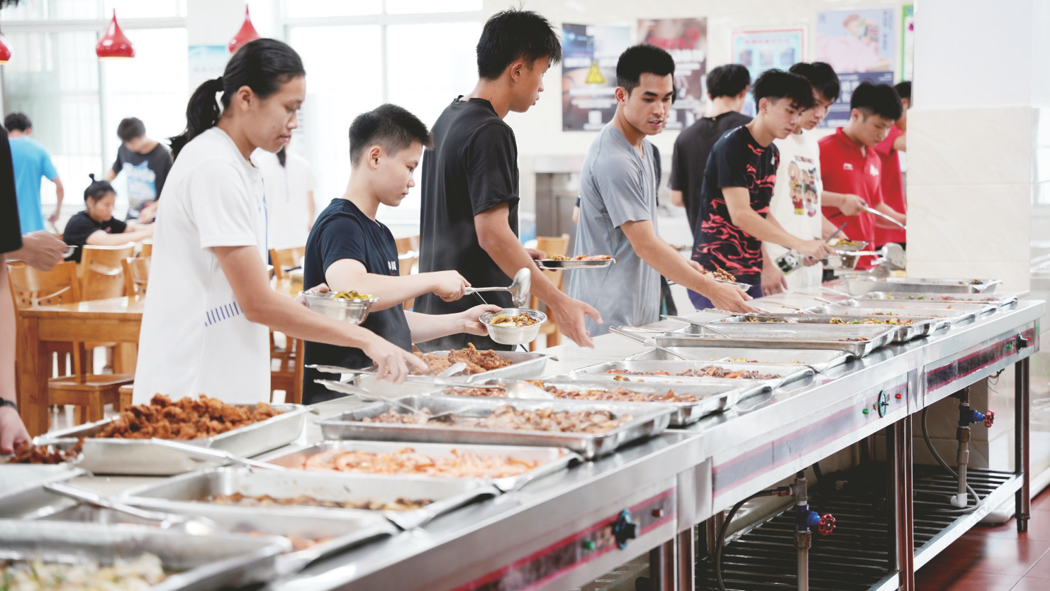 &nbsp;&nbsp;&nbsp;&nbsp;运动员有序排队取餐&nbsp;&nbsp;&nbsp;&