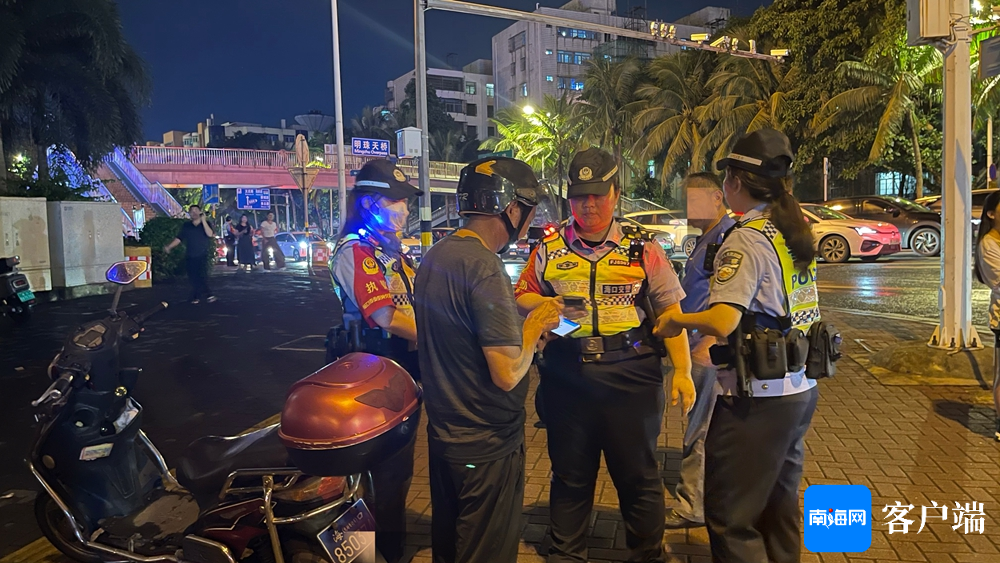 海口公安交警开展非机动车交通违法夜间整治统一行动