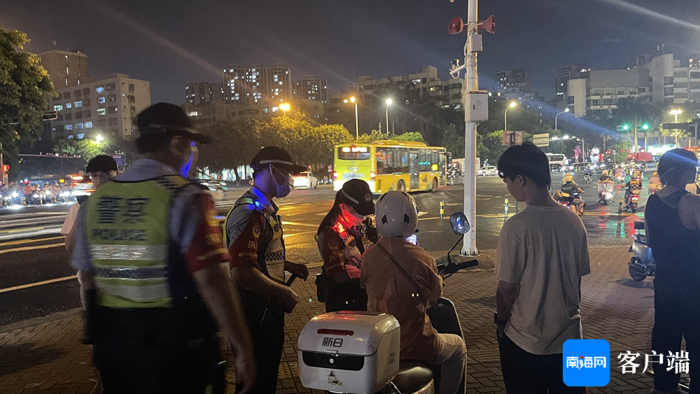 海口公安交警开展非机动车交通违法夜间整治统一行动