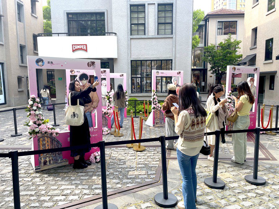 在衡山坊等衡复风貌区内的热门地标,能看到不少年轻人与一个个二次元