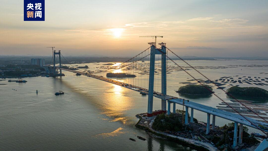 通车后,将打通广西滨海公路的"卡点",将防城港与钦州港的行车时间由原