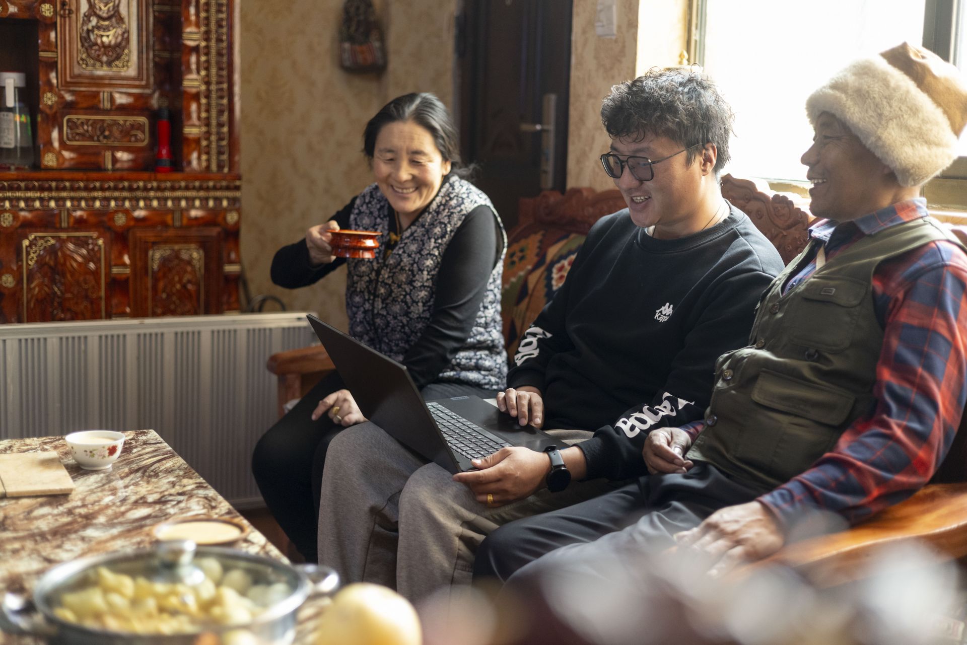 聂荣县尼玛乡,牧民仁青贡布家中暖意融融.