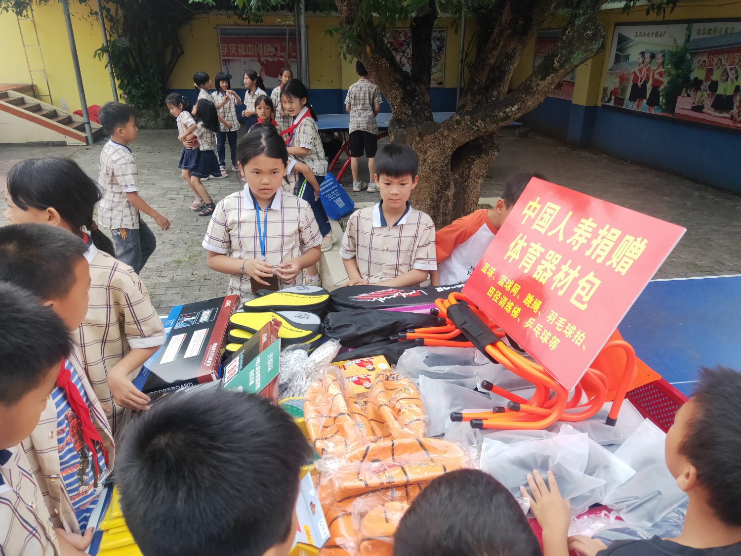 中国人寿南宁分公司赴横州市六蓝村开展公益助学活动