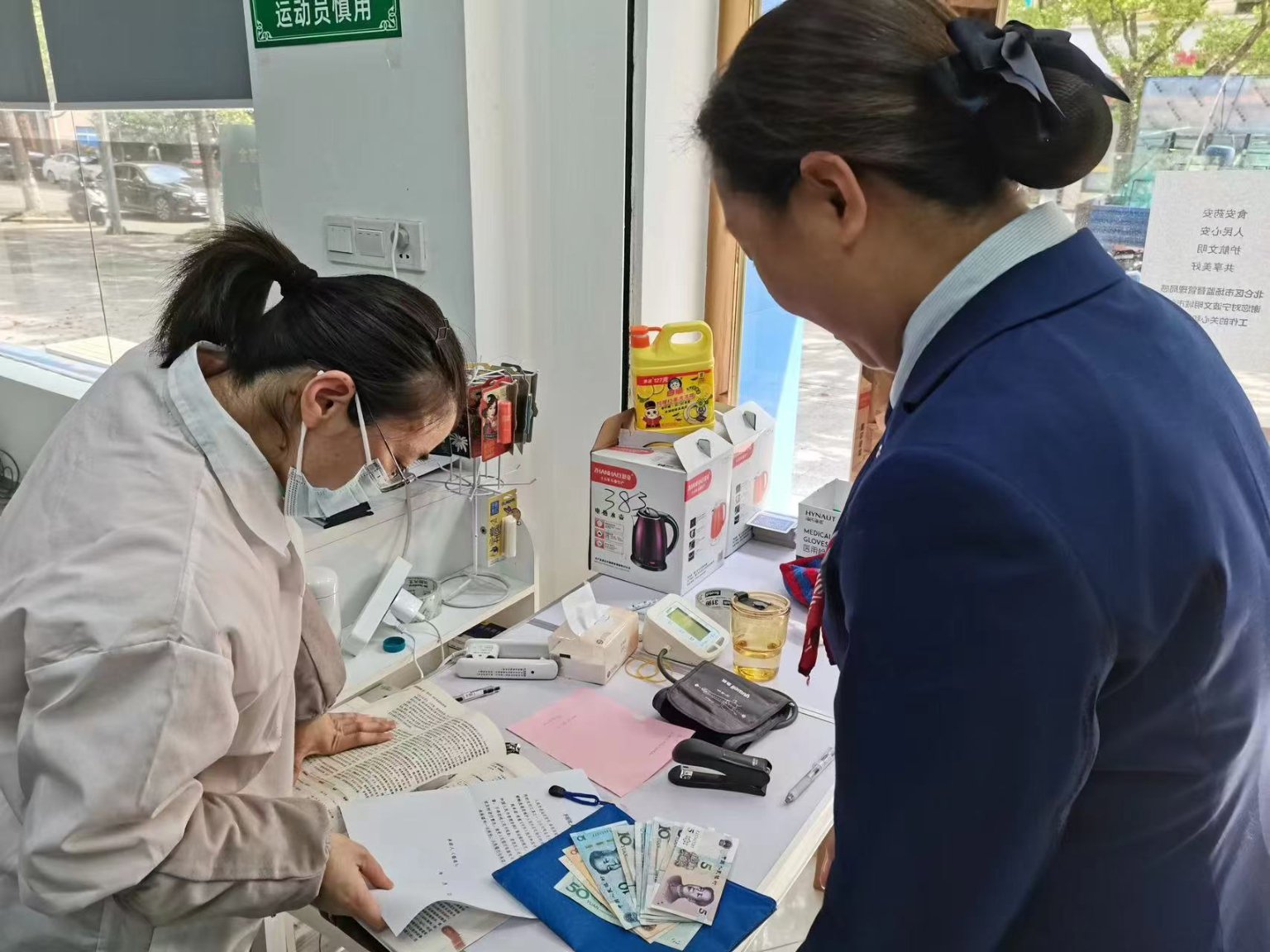 同时,交通银行宁波分行员工还积极向商户普及拒收人民币现金属于违法