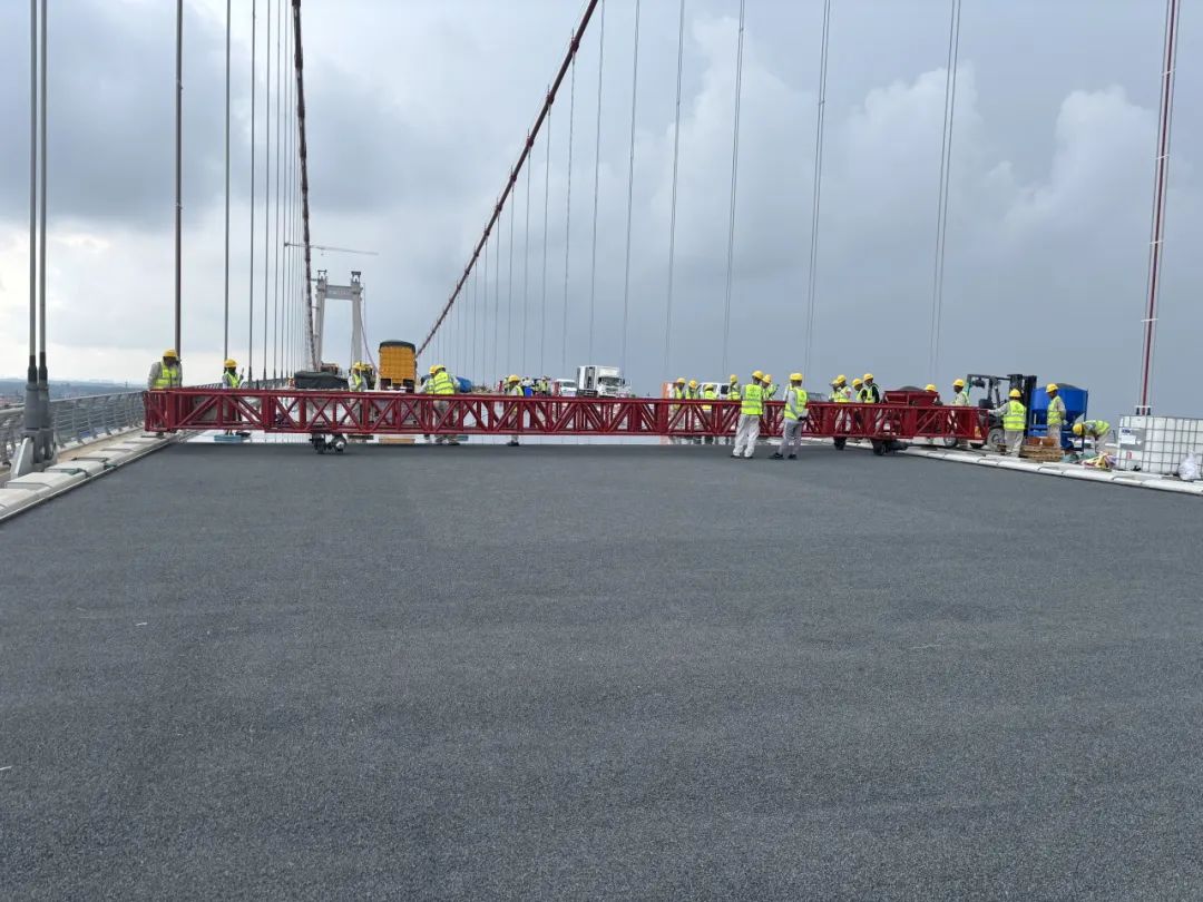 2024年5月24日,龙门大桥主航道桥钢桥面环氧树脂碎石薄层铺装首件