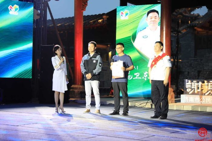 范卫东是济南市公安局交警支队济阳区大队的一名民警,他为患有阿尔茨