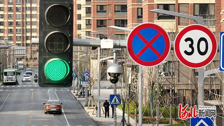 图为雄安新区数字道路交通信号灯.
