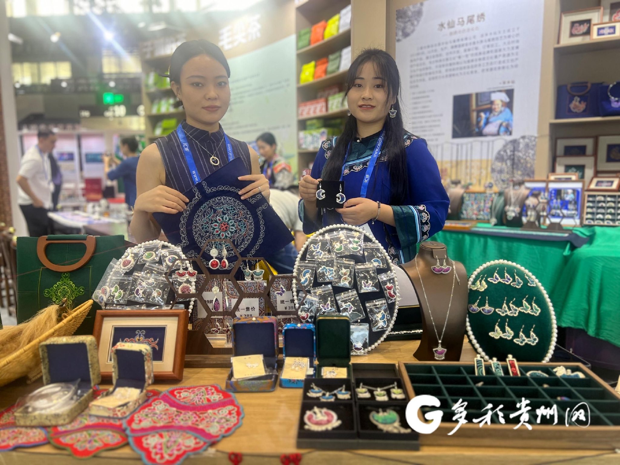 杨小芳(左)展示马尾绣饰品