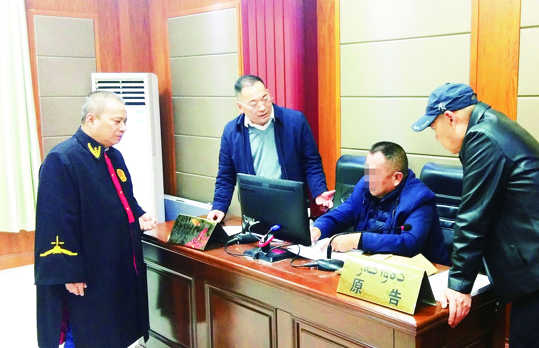 法律思维与社会思维,政治思维结合,强调案件审理的政治效果与法律效果