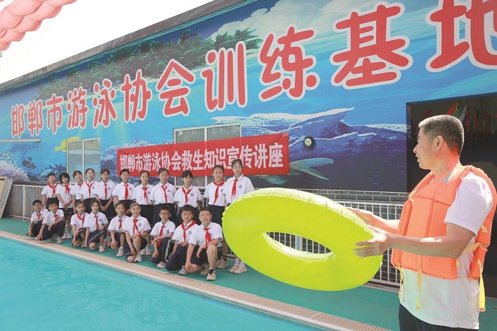 丛台第二小学在星河湾水上乐园邯郸市游泳协会训练基地开展防溺水教育