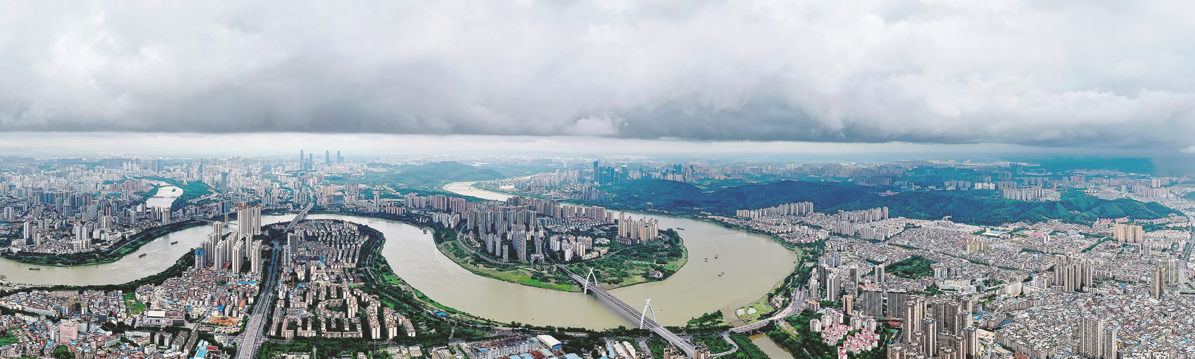 昨日18时许,南宁市区上空云层较厚    热心读者 江山红 摄本报讯(记者