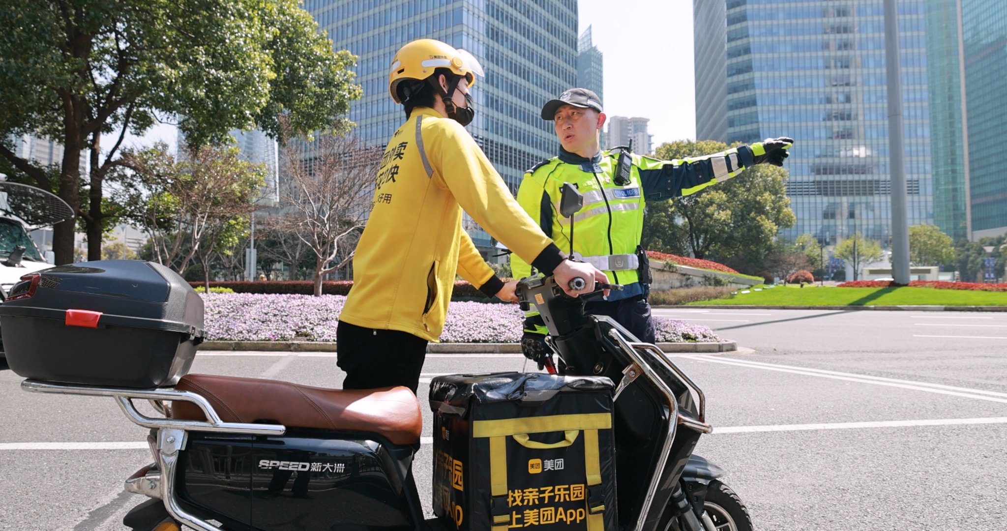 上海浦东警方指引外卖快递骑手规范骑行.
