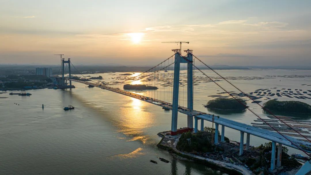 龙门大桥主航道桥钢桥面铺装首件施工顺利完成