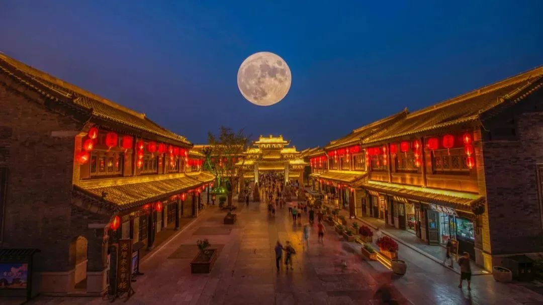 入夜后的莒国古城浪漫迷人,夜幕掩映下,城内灯火通明,店里熙熙攘攘,城