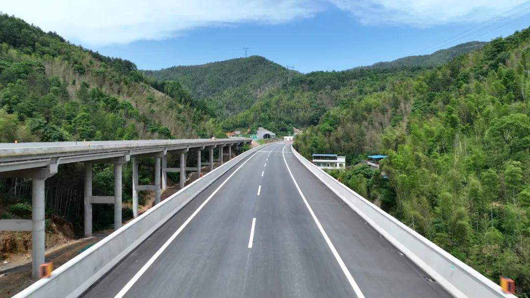 永州,郴州三地为中心的大湘南高速公路立体交通格局促进湘南承接产业