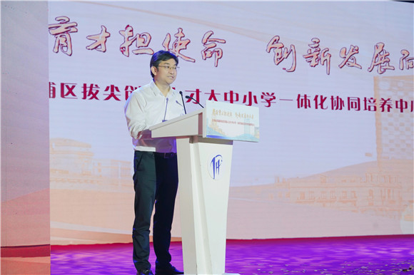 上海市教育委员会副主任杨振峰讲话上海市教育委员会副主任杨振峰表示