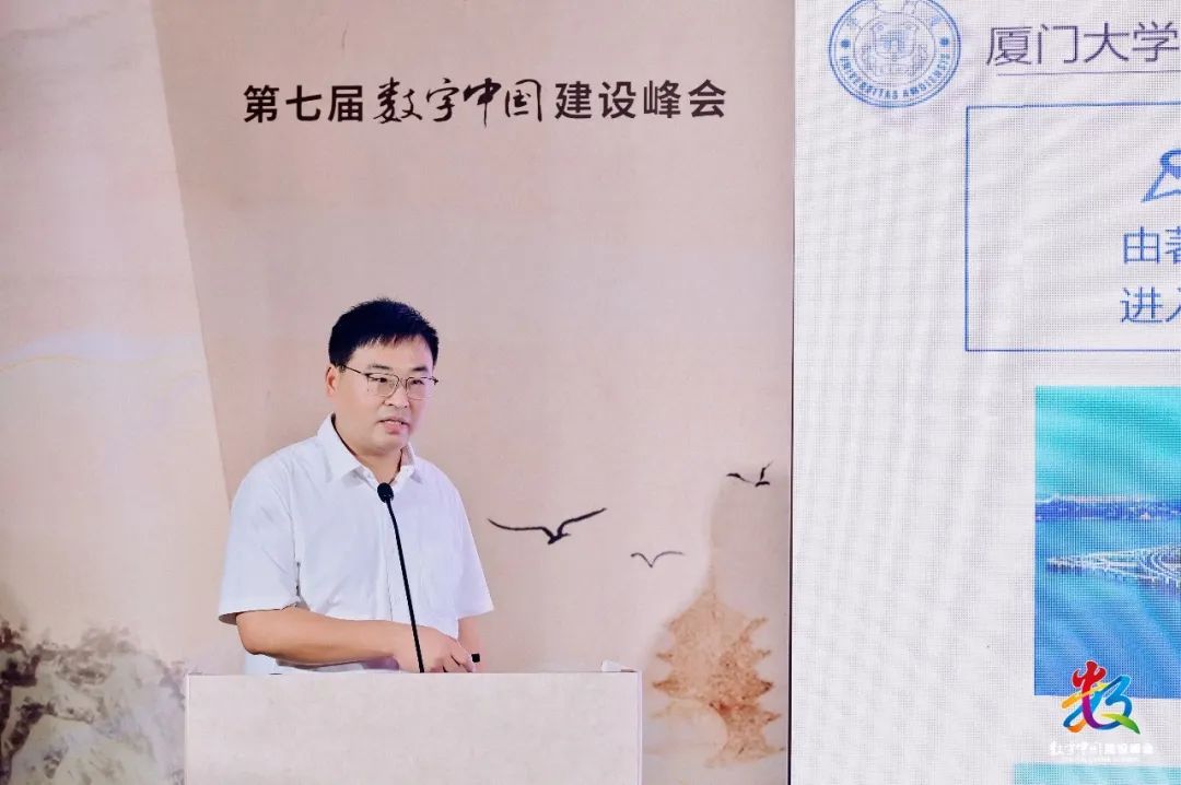 图为厦门大学招投标中心主任崔庆炜发言厦门大学招投标中心主任崔庆炜