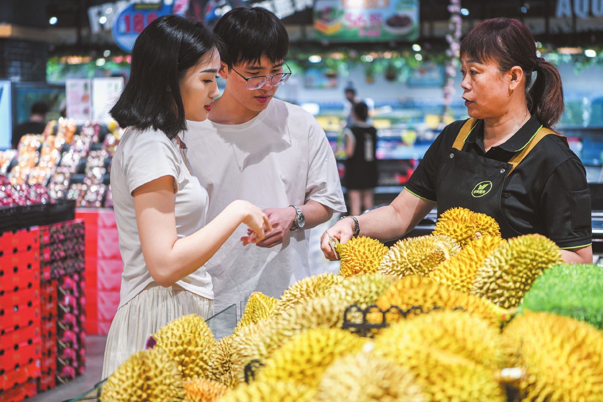 5月20日，在友谊阳光城的旺豪超市内，市民在挑选榴莲。海口日报记者 苏弼坤 摄