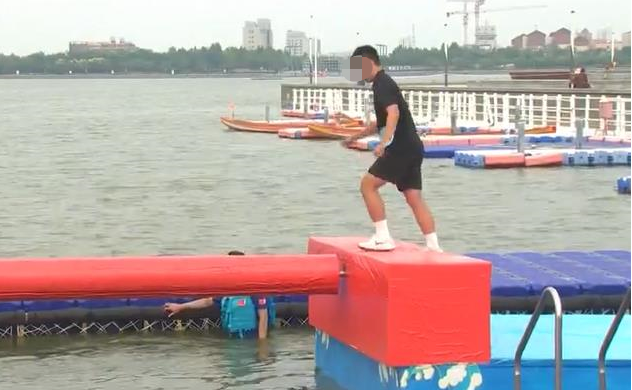 有网友在社交平台发布消息称,某大型闯关综艺节目中,有多人冲关时掉下