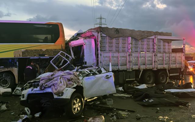 这是5月26日在土耳其梅尔辛省塔尔苏斯区拍摄的高速公路事故现场。 新华社 穆斯塔法·卡亚 摄