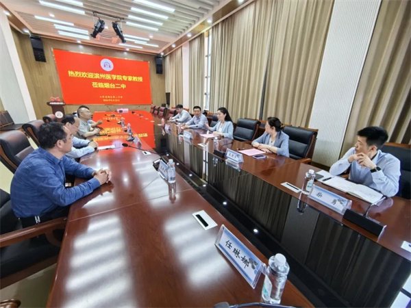 烟台二中党委书记王晓波引领滨医领导专家参观了学校功能性场馆和主要