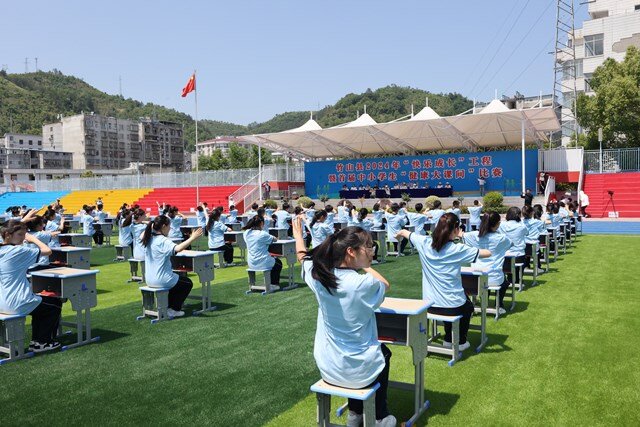 竹山一中:灵动课桌舞 活力满校园