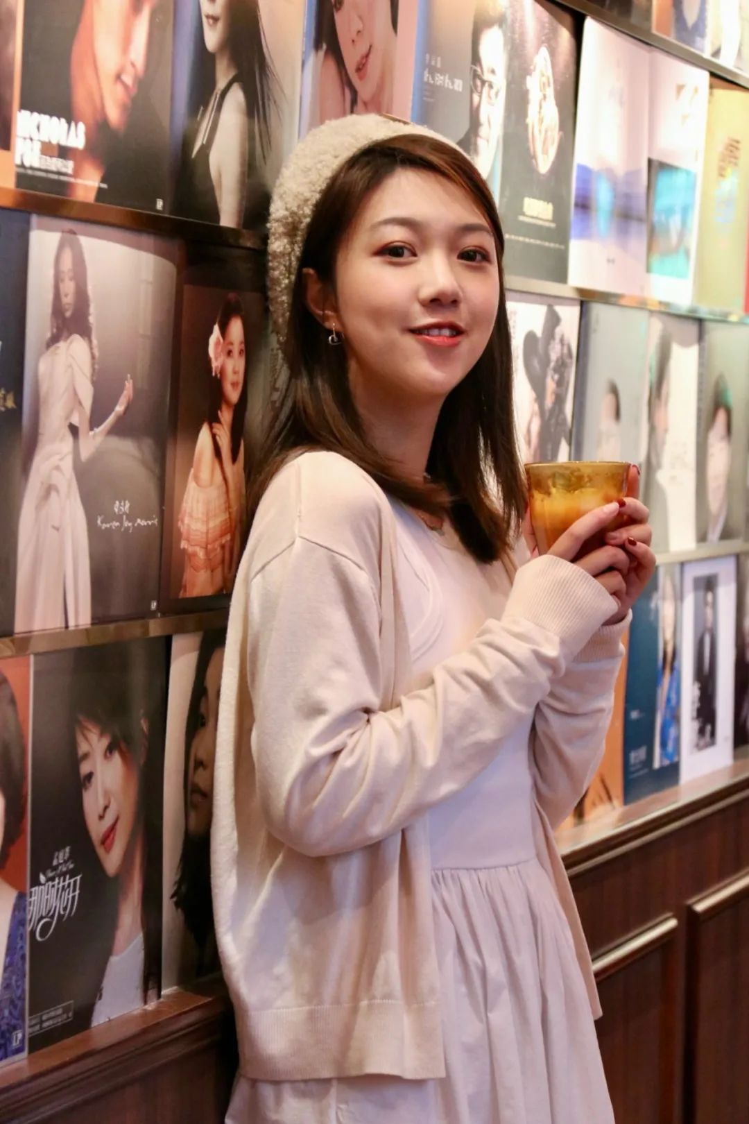 摄/陈家俊在这里点上一杯拿铁偶遇一张黑金唱片,一首经典老歌开启充满