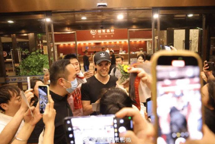 热闻丨"村超"精彩继续!跨越半个地球来看村超,足坛巨星卡卡已抵达贵阳