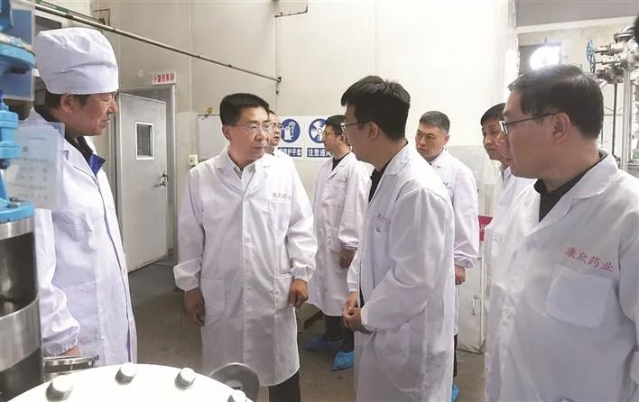 图为市委书记孙大军在文水县康欣药业调研企业生产销售及研发创新情况