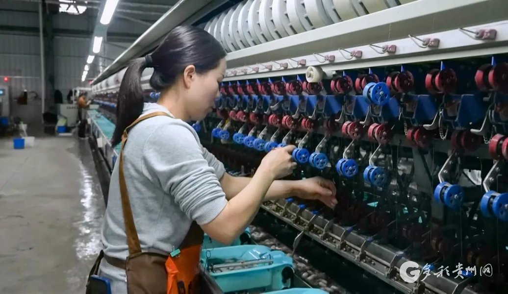 缫丝车间内,工人加紧生产