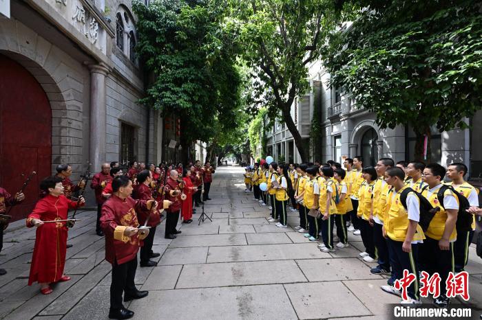 池远 摄当天,来自福州第二十五中学的学生从龙岭顶步道出发,拾级而上