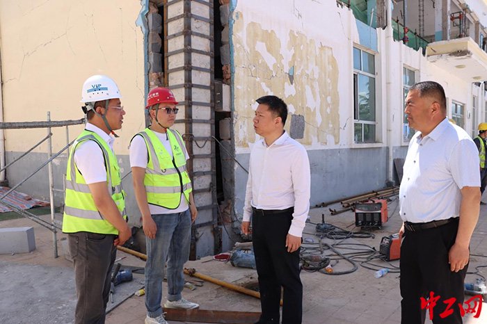 调研组一行深入民和县中川乡,官亭镇,实地走访查看地震灾区重建情况