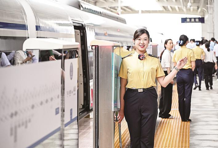 5月26日,乘务人员在佛莞城际铁路东莞麻涌站指引乘客.