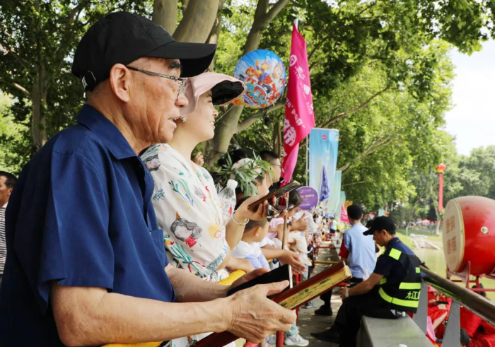 正在现场观赛的群众摄影:何玲精彩的龙舟赛不仅赛出了水上运动的"