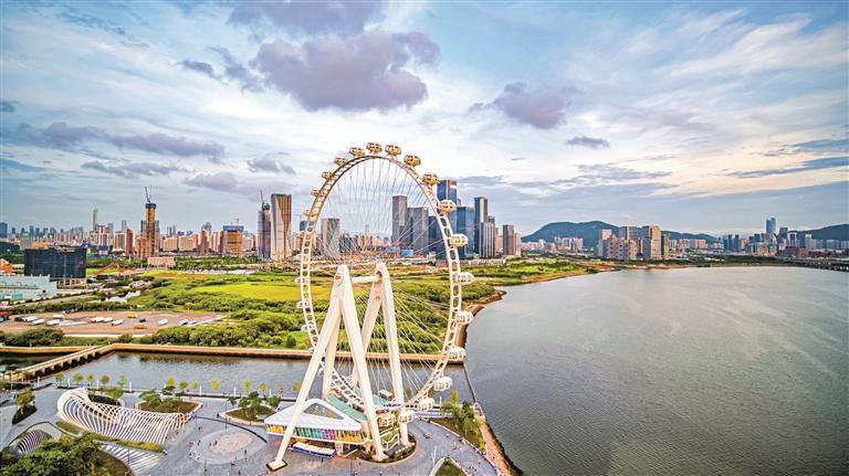 位于宝安滨海文化公园内的"湾区之光"摩天轮. 深圳晚报记者 宁杰文 摄