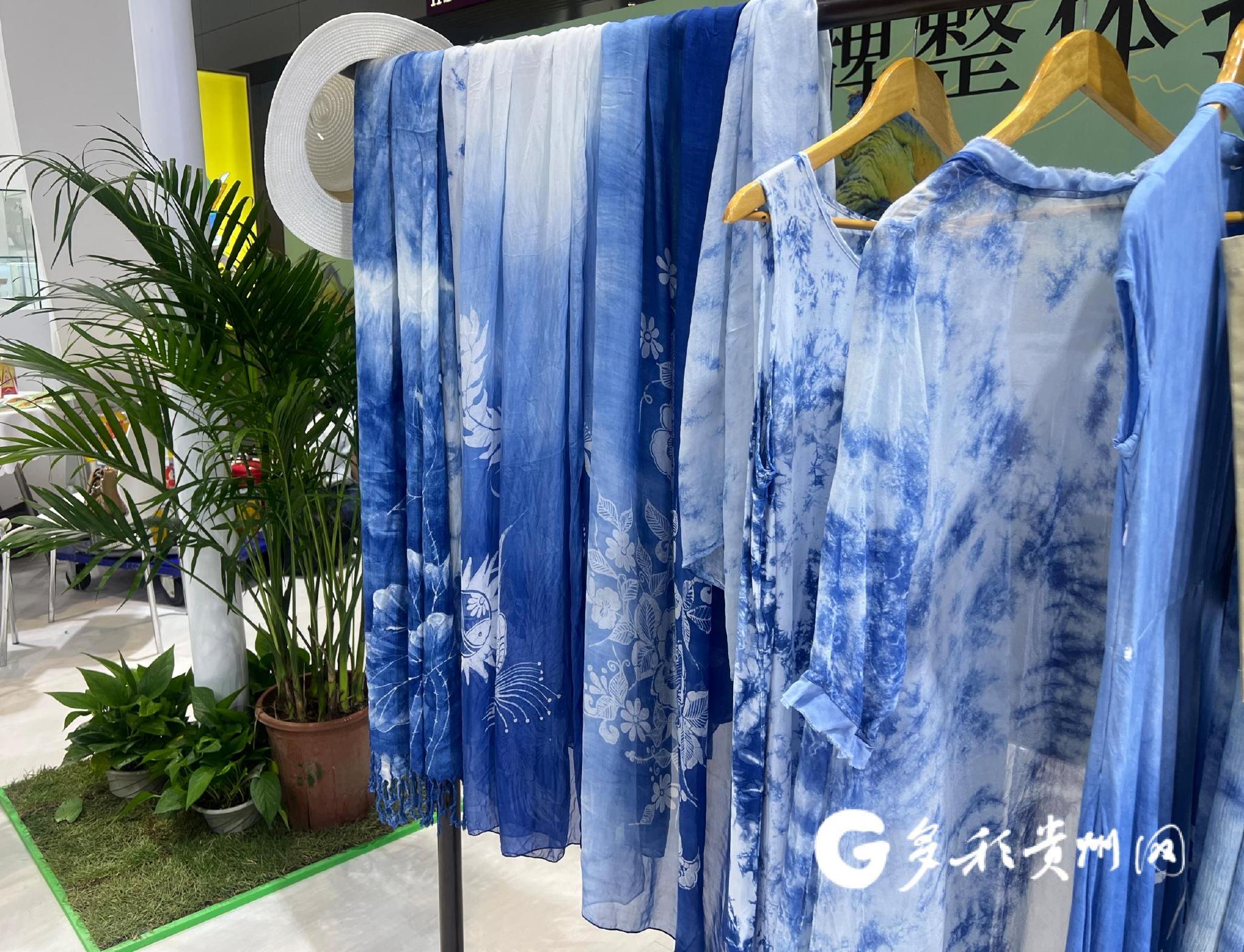 探馆文博会丨开展首日 贵州非遗蜡染丝巾跟手工包成为"爆品"