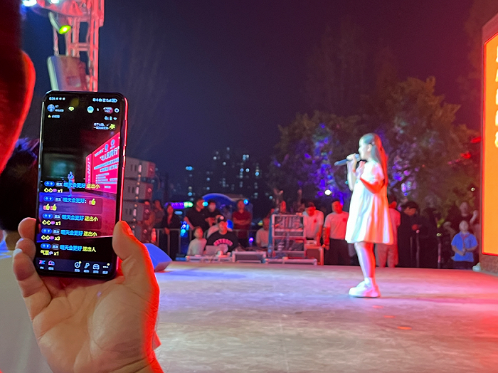 菏泽本地小网红正在舞台上唱歌.