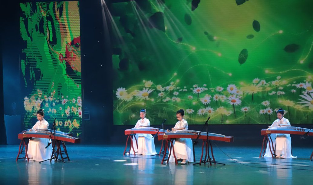 舞蹈《水墨徽州》《上春山 采春茶》,戏曲舞蹈《徽腔徽韵娃娃情》展现